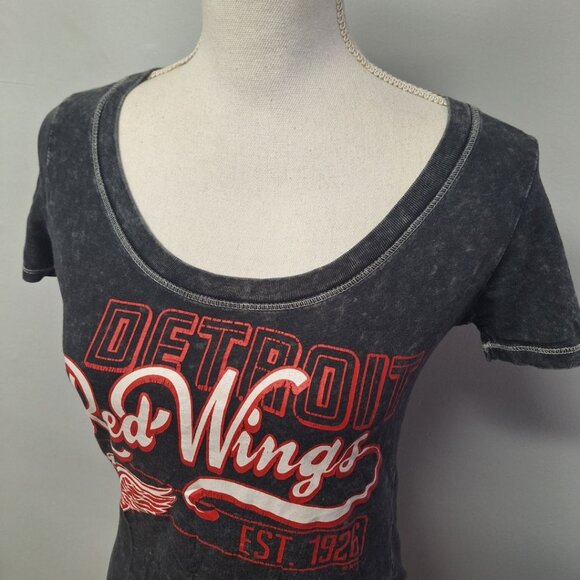 NHL Detroit Red Wings Tee Shirt Gray Womans Small Hockey Michigan Fan Round Neck - Picture 3 of 13